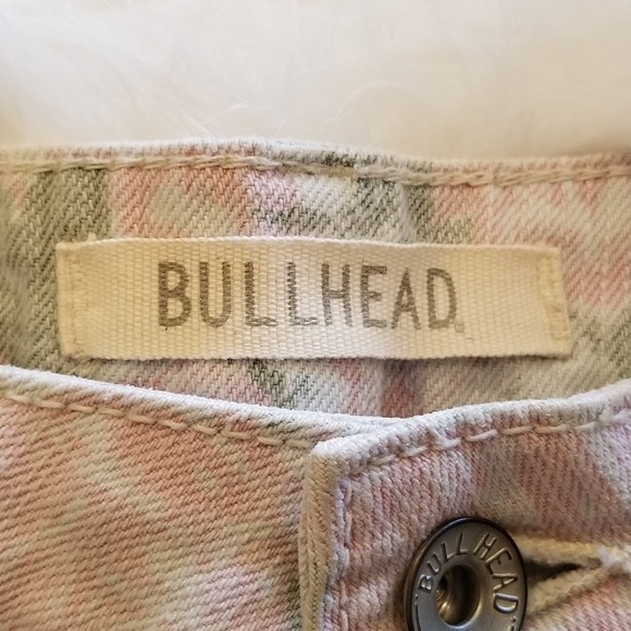 Bullhead ❤ Roll Cuff Floral Jean Shorts Stretch

3 - Picture 5 of 7